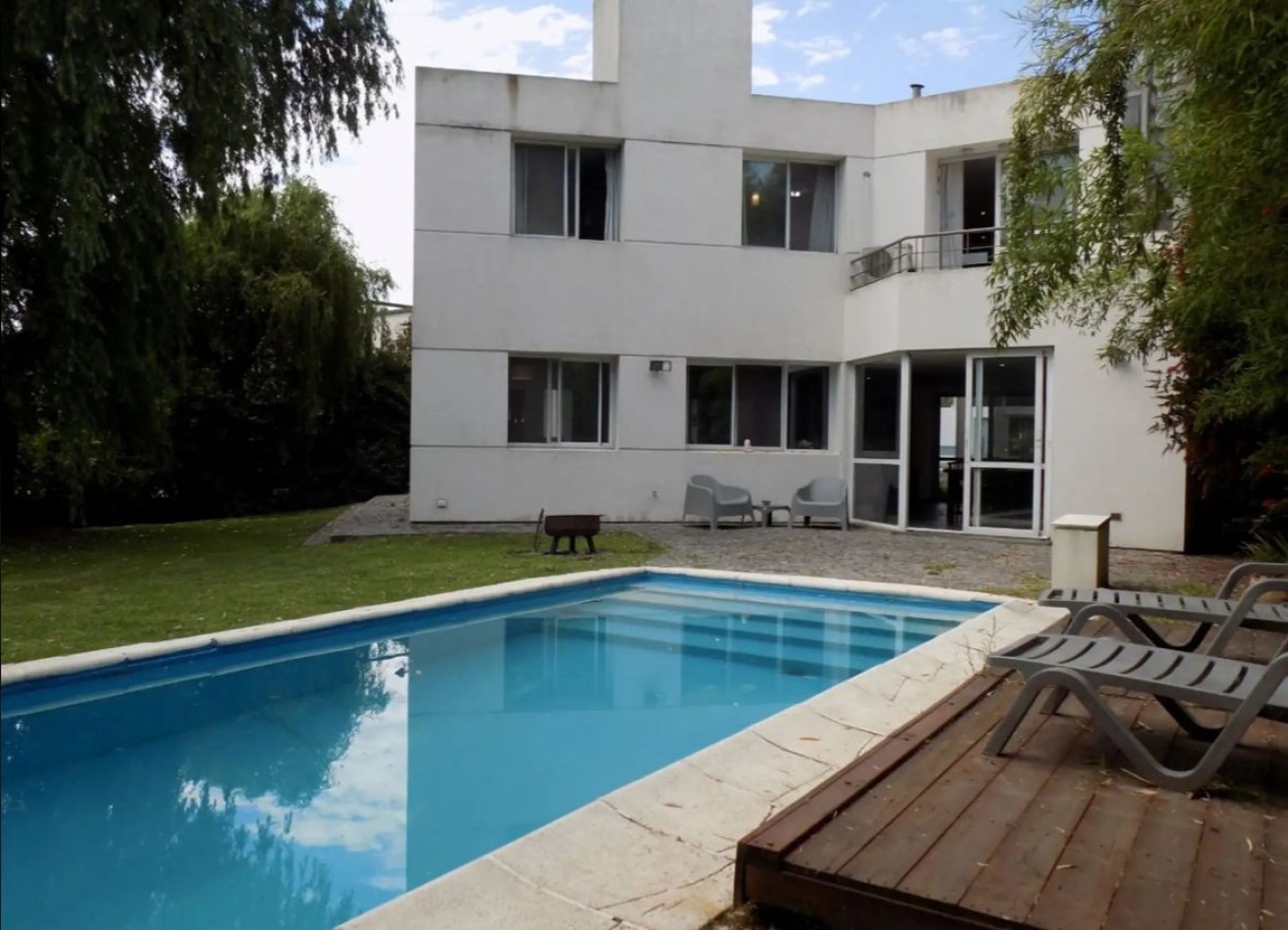 Importante Casa en Venta - Country Abril - Hundson