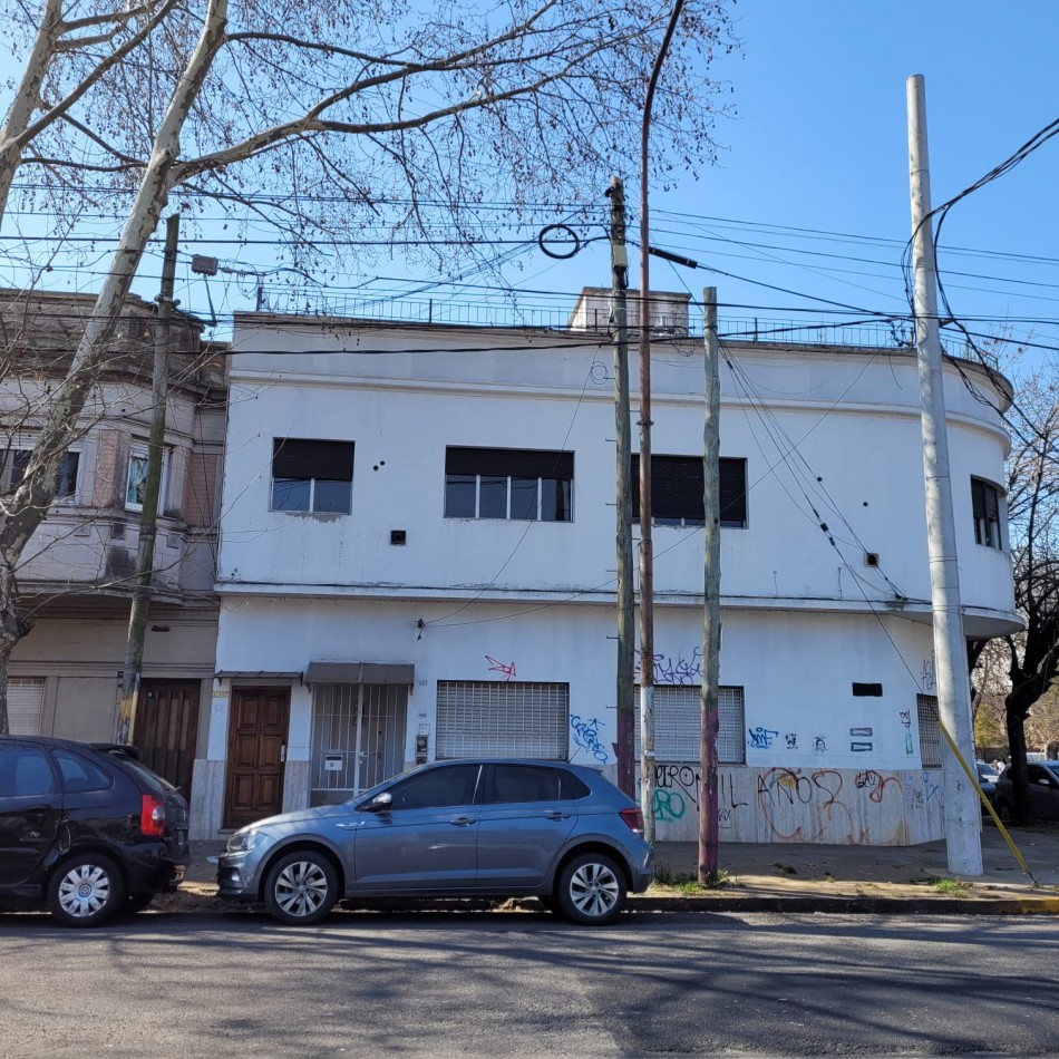 Venta de Departamento 6 Amb. en 1° Piso. Avda Vte Lopez 1086