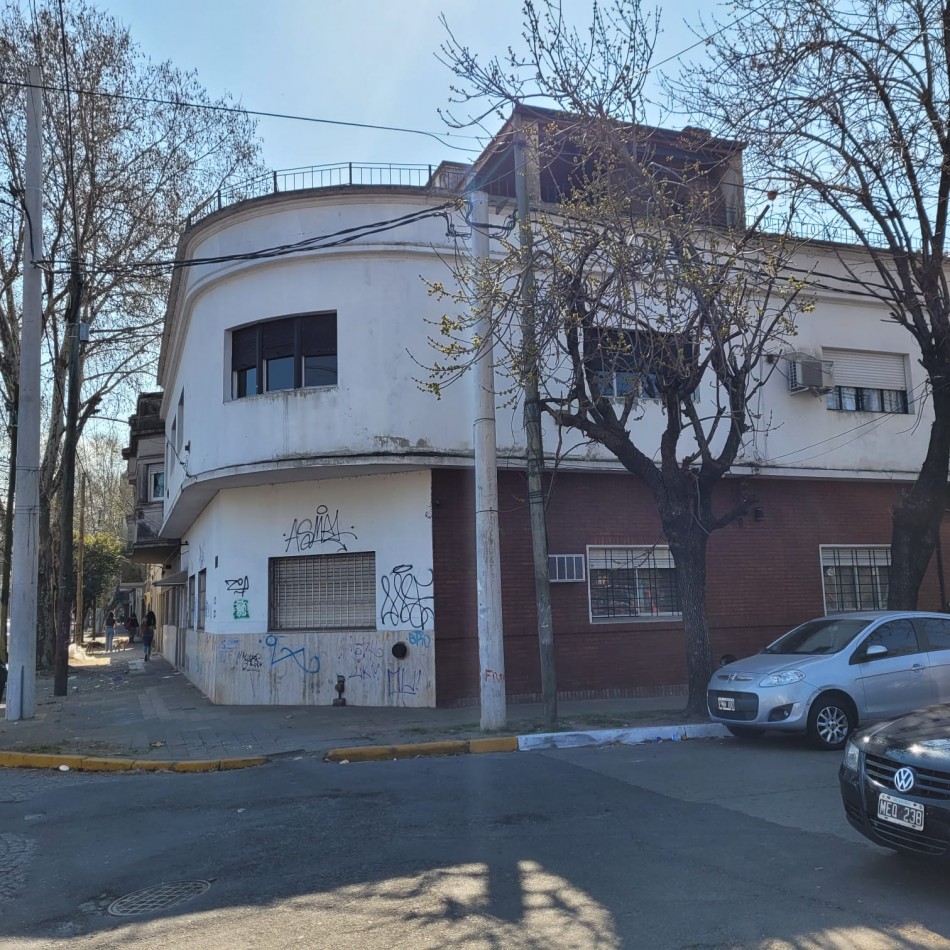 Venta de Departamento 6 Amb. en 1° Piso. Avda Vte Lopez 1086