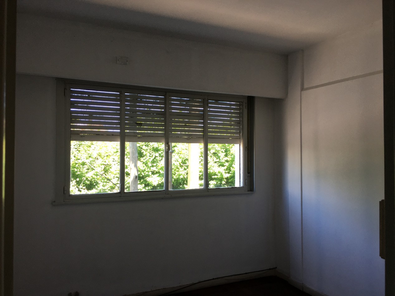 Venta de Departamento 6 Amb. en 1° Piso. Avda Vte Lopez 1086