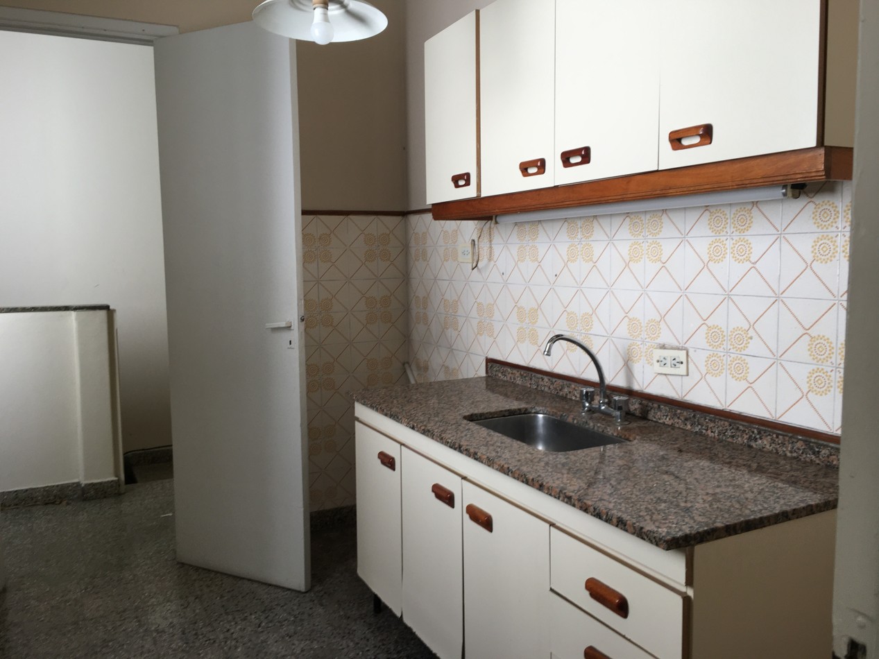 Venta de Departamento 6 Amb. en 1° Piso. Avda Vte Lopez 1086