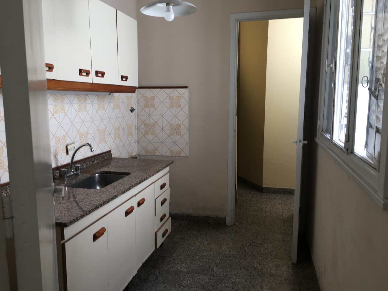 Venta de Departamento 6 Amb. en 1° Piso. Avda Vte Lopez 1086