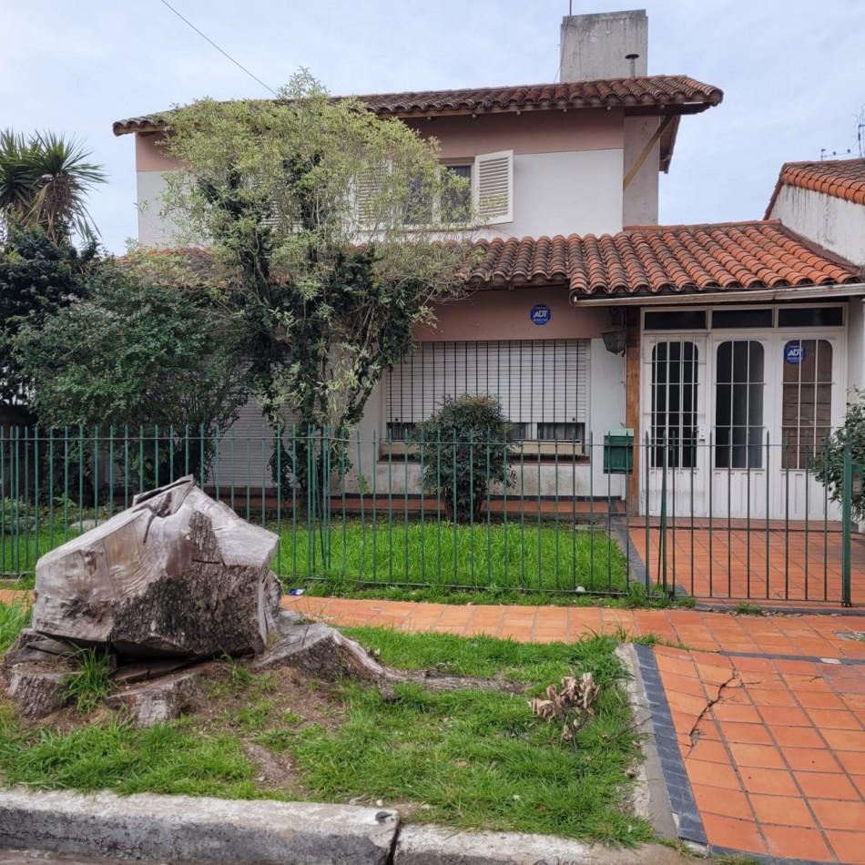 Casa en venta de 3 ambientes - Bernal