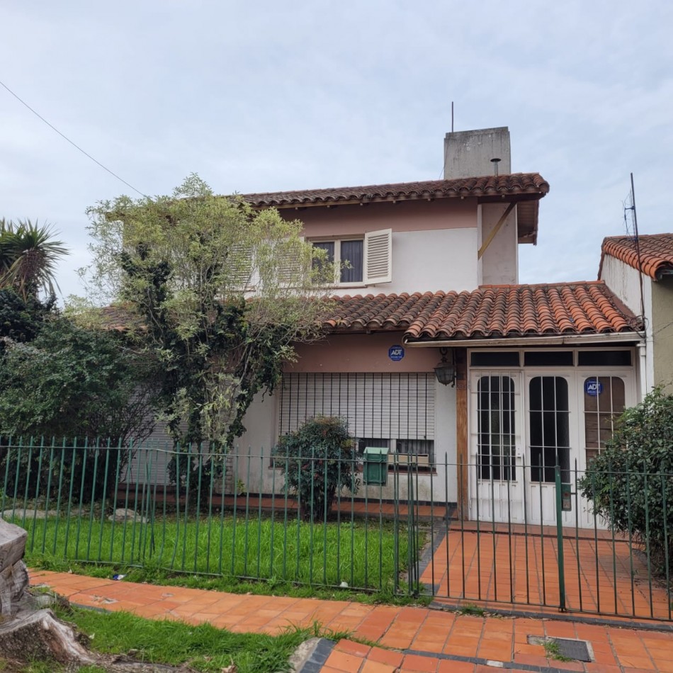 Casa en venta de 3 ambientes - Bernal