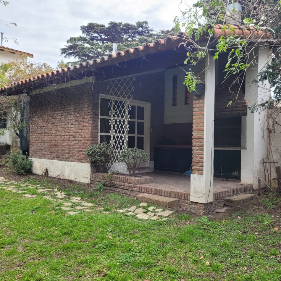 Casa en venta de 3 ambientes - Bernal