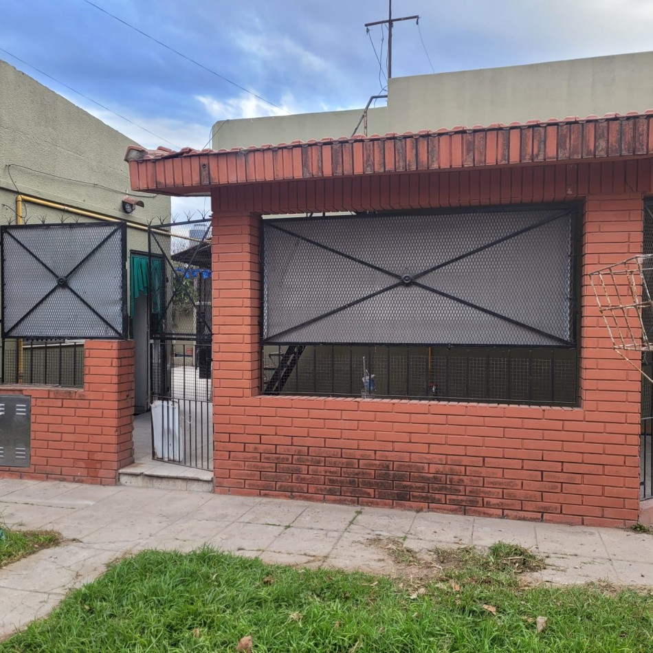 Casa de 3 ambientes + Depto en venta - Ezpeleta 