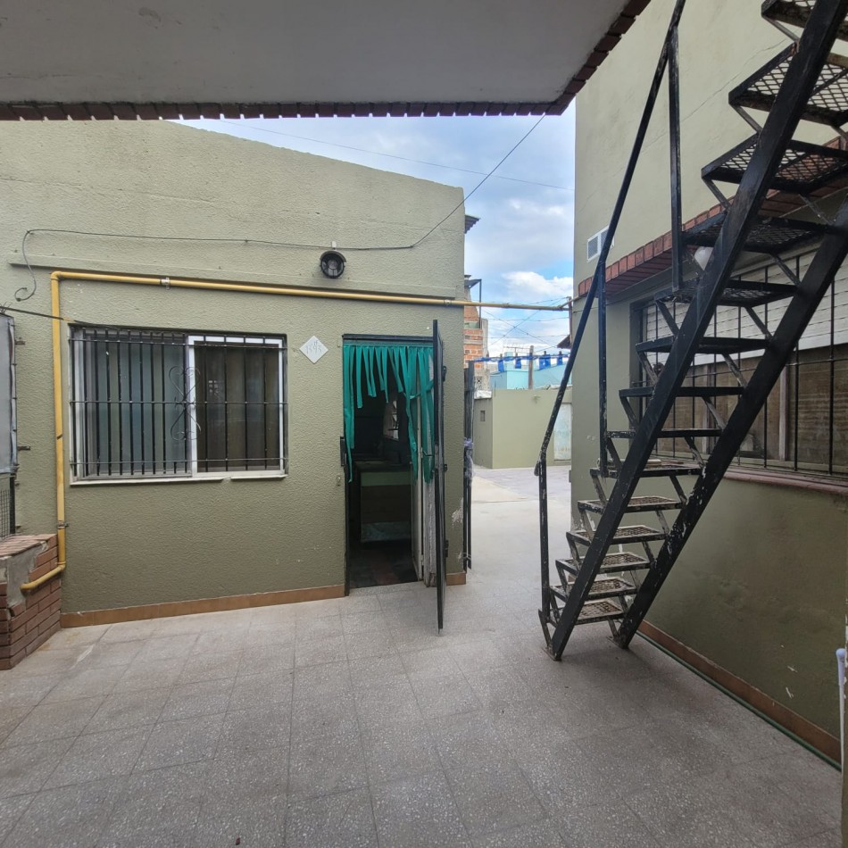 Casa de 3 ambientes + Depto en venta - Ezpeleta 