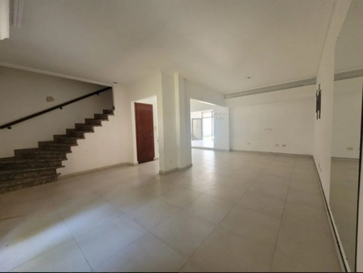 Casa 6 ambientes en venta - Don Bosco - con pileta