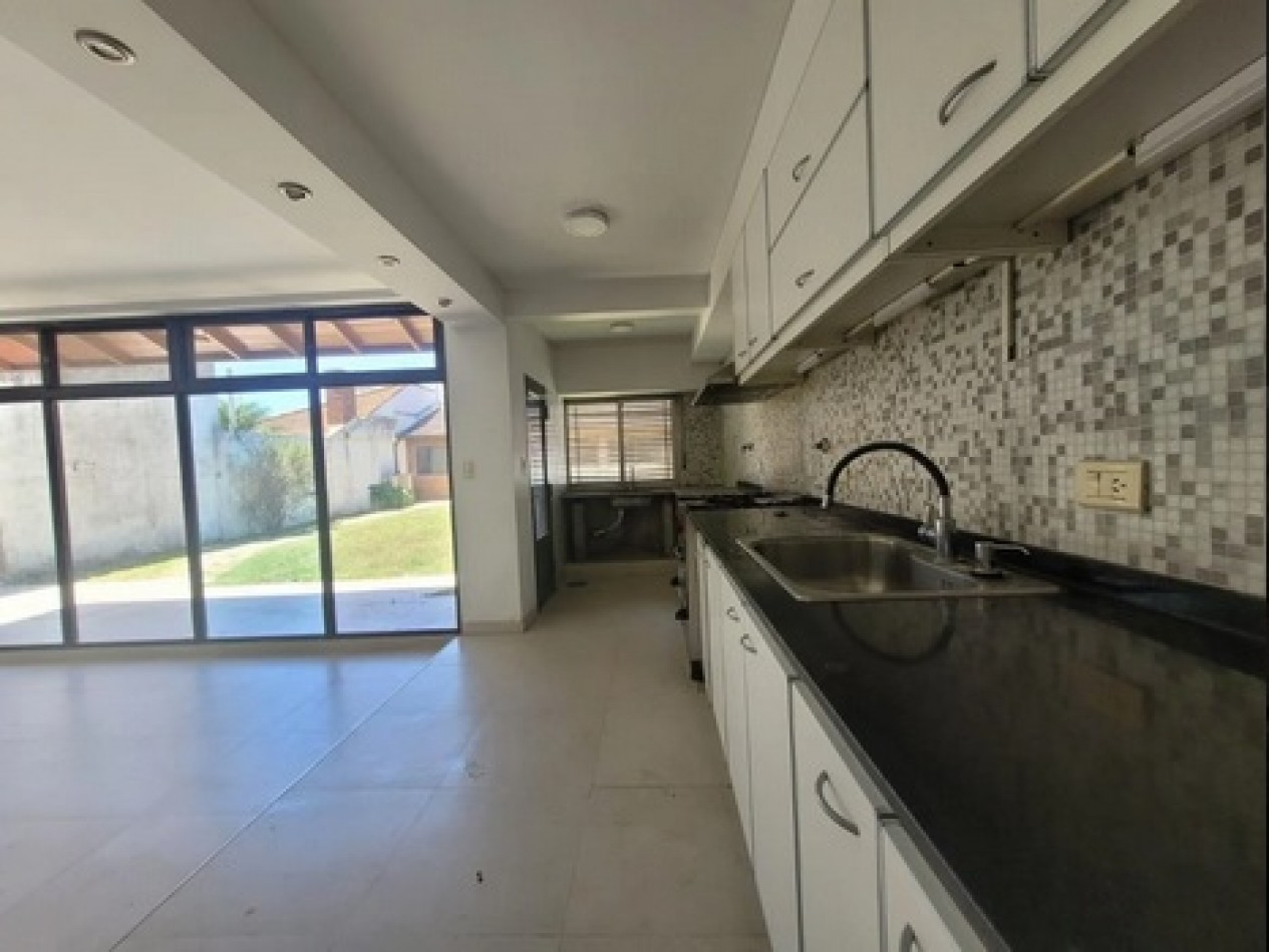 Casa 6 ambientes en venta - Don Bosco - con pileta