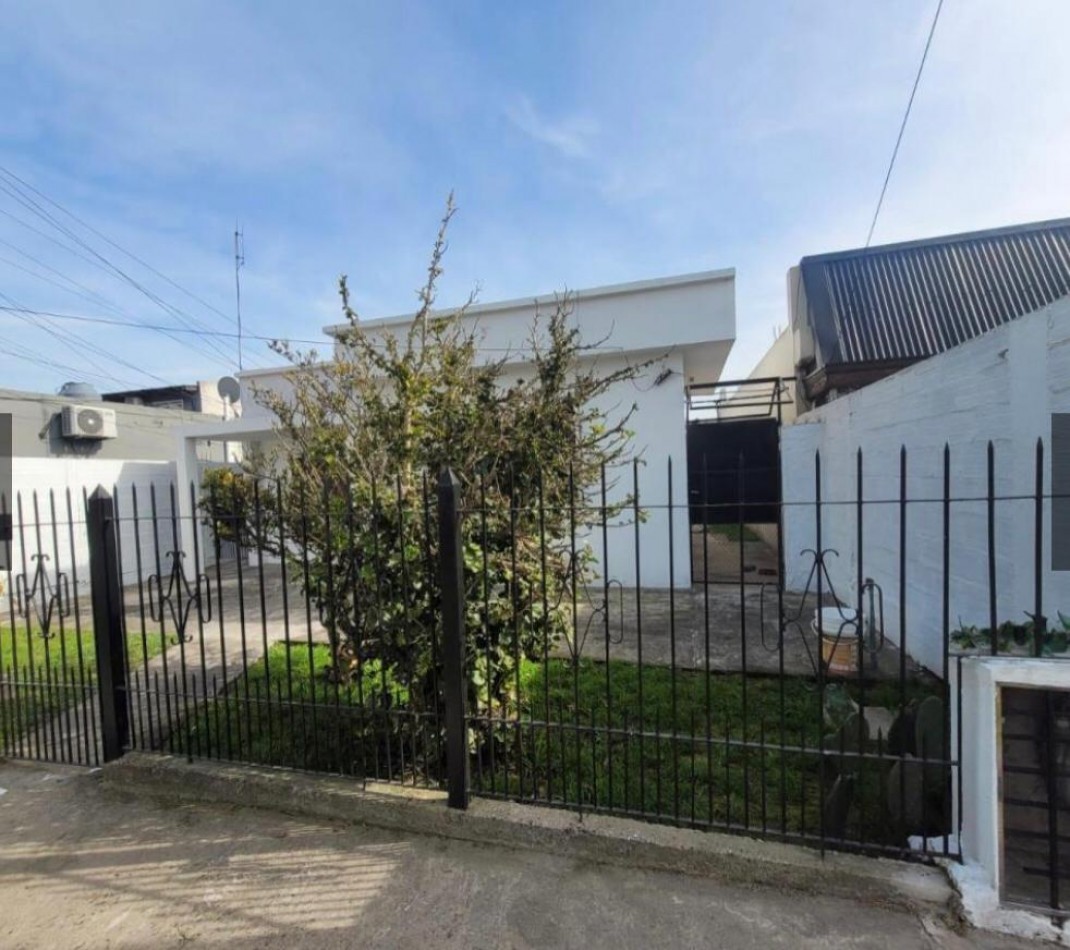 Casa en venta 3 Amb con Cochera y Amplio Fondo Libre en Berazategui Este. APTA CREDITO