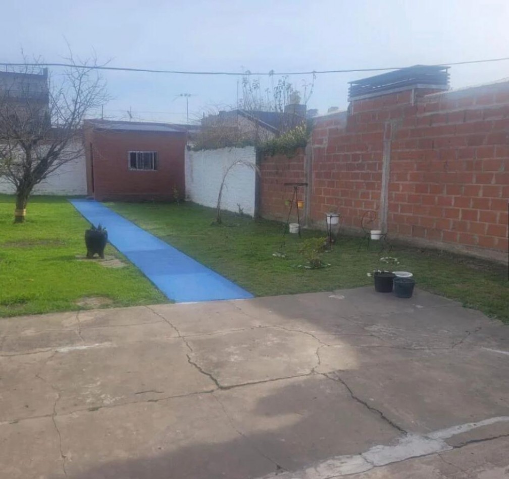 Casa en venta 3 Amb con Cochera y Amplio Fondo Libre en Berazategui Este. APTA CREDITO