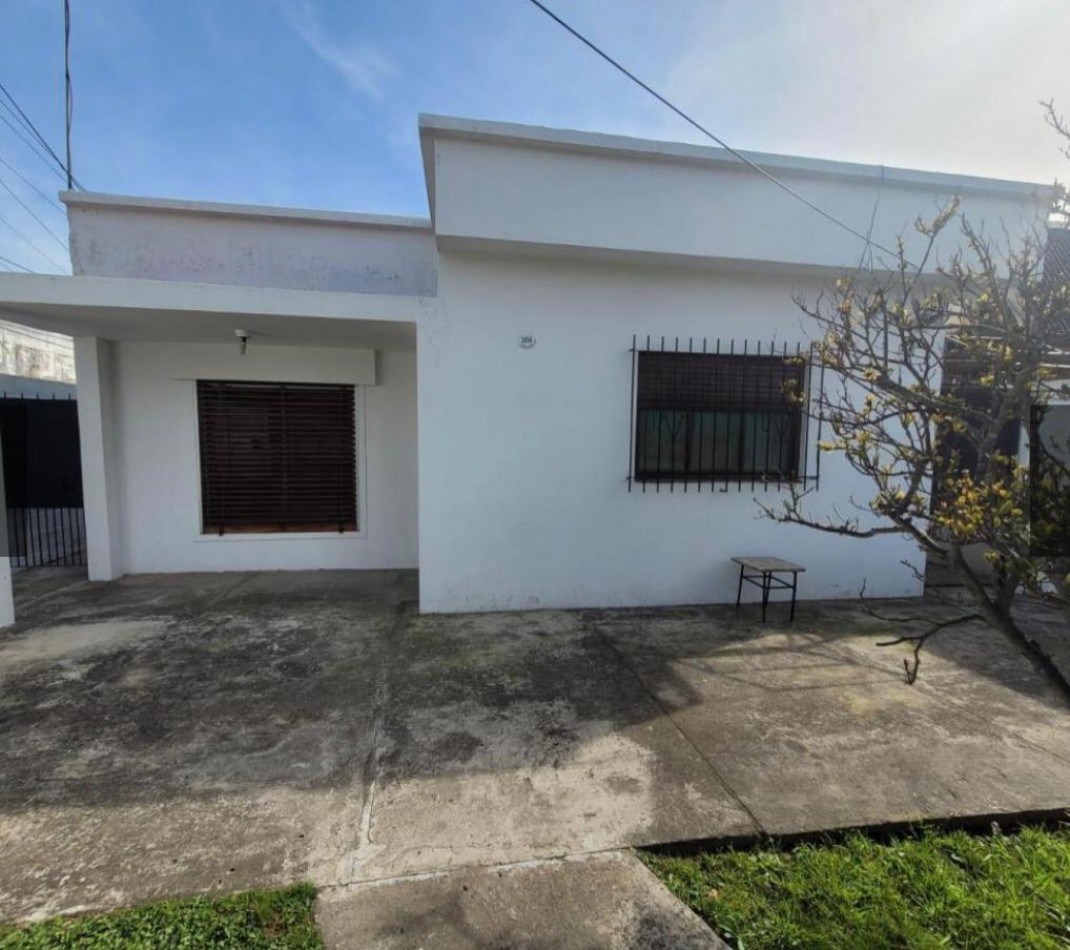 Casa en venta 3 Amb con Cochera y Amplio Fondo Libre en Berazategui Este. APTA CREDITO