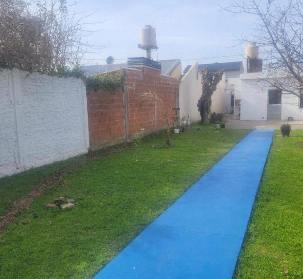Casa en venta 3 Amb con Cochera y Amplio Fondo Libre en Berazategui Este. APTA CREDITO