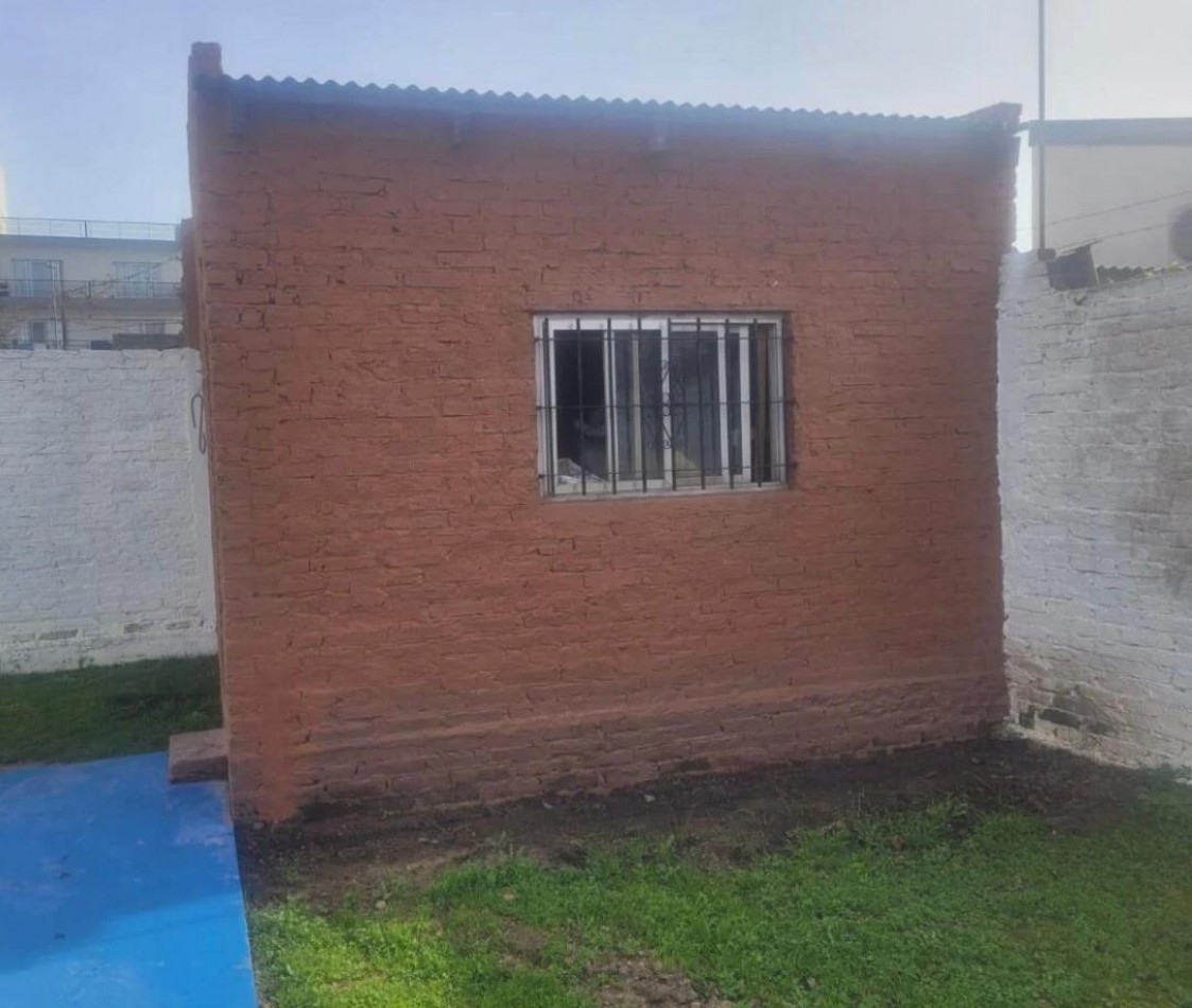 Casa en venta 3 Amb con Cochera y Amplio Fondo Libre en Berazategui Este. APTA CREDITO