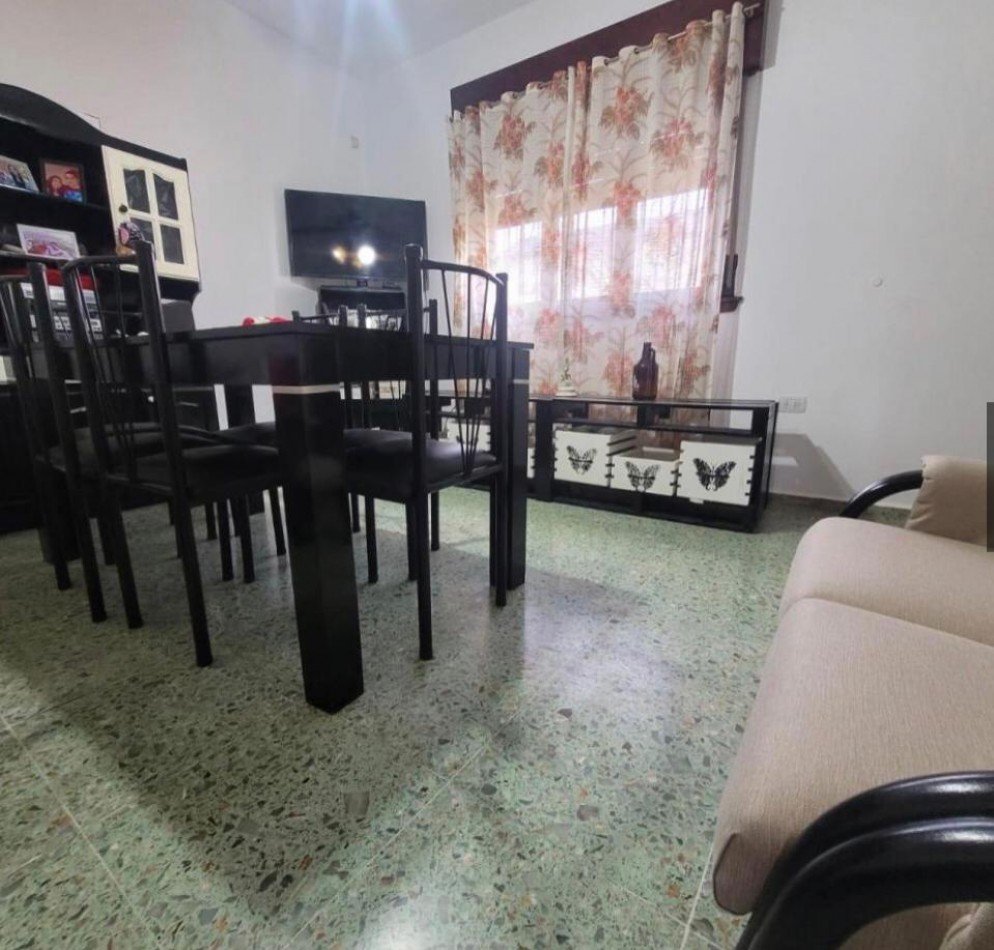 Casa en venta 3 Amb con Cochera y Amplio Fondo Libre en Berazategui Este. APTA CREDITO