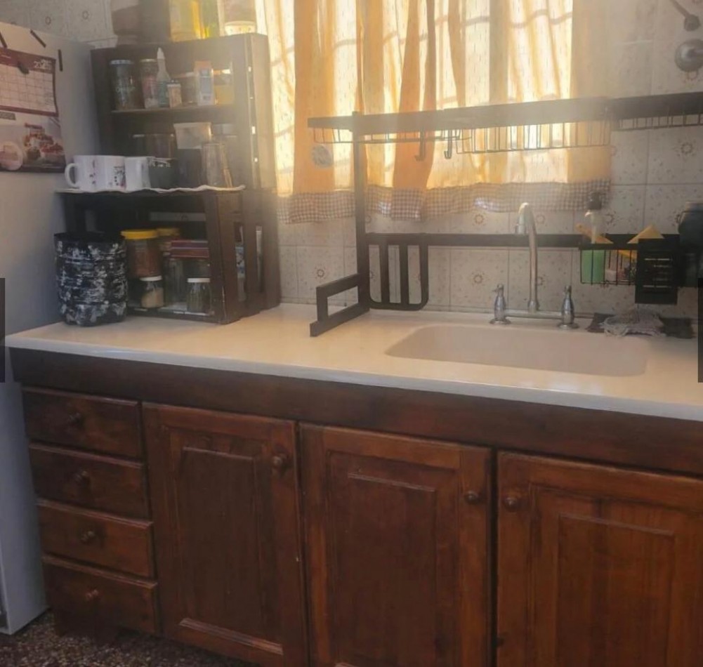 Casa en venta 3 Amb con Cochera y Amplio Fondo Libre en Berazategui Este. APTA CREDITO