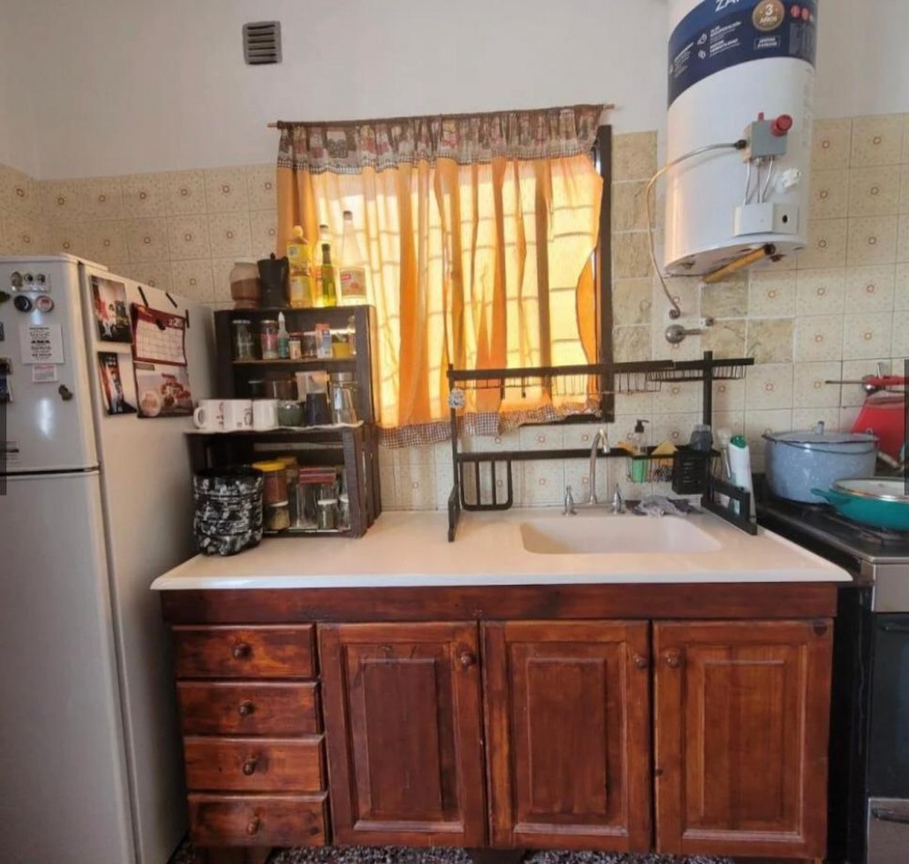 Casa en venta 3 Amb con Cochera y Amplio Fondo Libre en Berazategui Este. APTA CREDITO