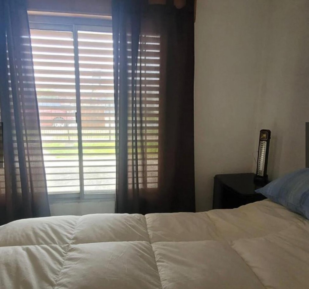 Casa en venta 3 Amb con Cochera y Amplio Fondo Libre en Berazategui Este. APTA CREDITO