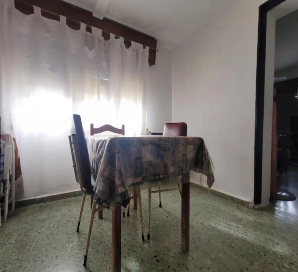 Casa en venta 3 Amb con Cochera y Amplio Fondo Libre en Berazategui Este. APTA CREDITO