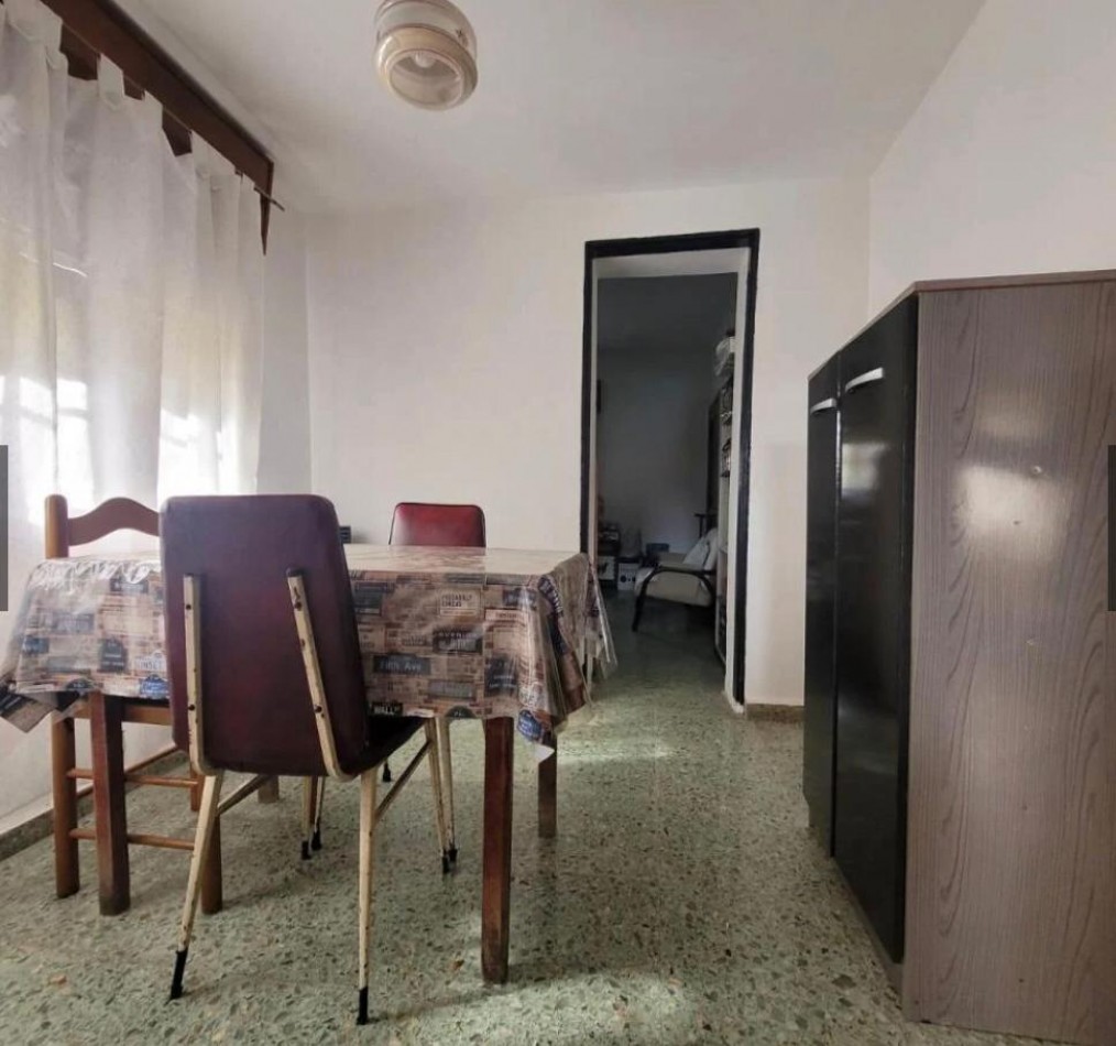 Casa en venta 3 Amb con Cochera y Amplio Fondo Libre en Berazategui Este. APTA CREDITO