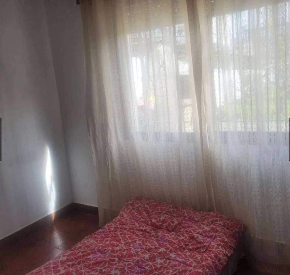Casa en venta 3 Amb con Cochera y Amplio Fondo Libre en Berazategui Este. APTA CREDITO