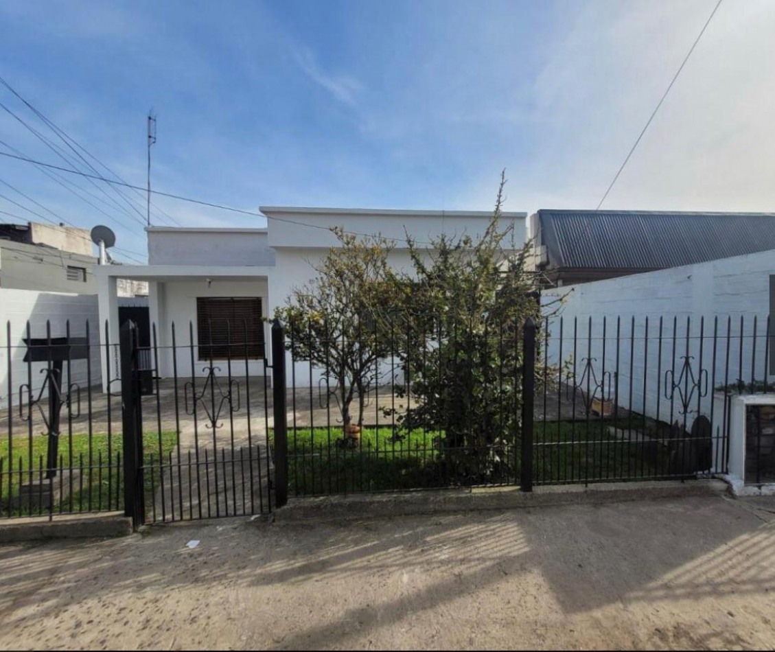 Casa en venta 3 Amb con Cochera y Amplio Fondo Libre en Berazategui Este. APTA CREDITO