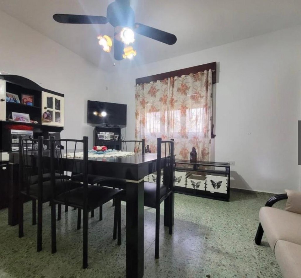 Casa en venta 3 Amb con Cochera y Amplio Fondo Libre en Berazategui Este. APTA CREDITO