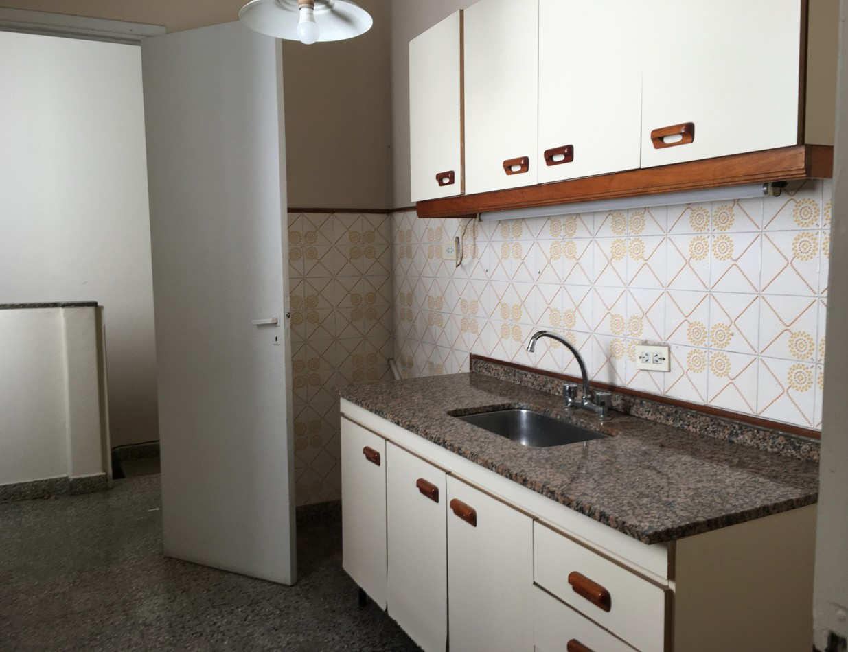 Venta de Departamento 6 Amb. en 1° Piso. Avda Vte Lopez 1086