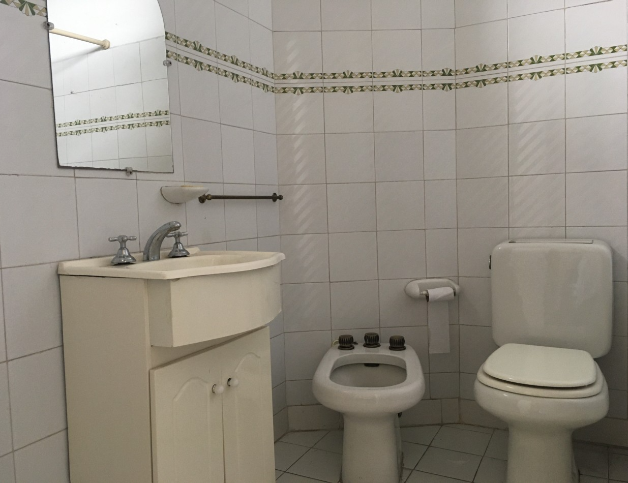 Venta de Departamento 6 Amb. en 1° Piso. Avda Vte Lopez 1086