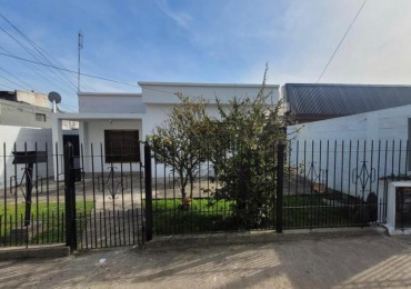 Casa en venta 3 Amb con Cochera y Amplio Fondo Libre en Berazategui Este. APTA CREDITO